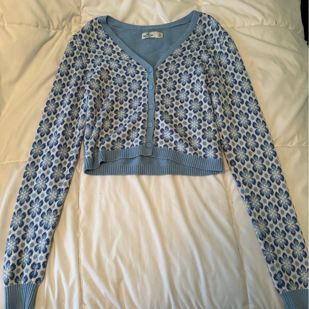 hollister blue/white flower print cropped sweater